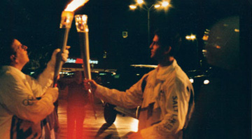 2008年8月，全體橙樹(shù)人參與奧運 圣火傳遞活動(dòng)，身體力行支持奧運。